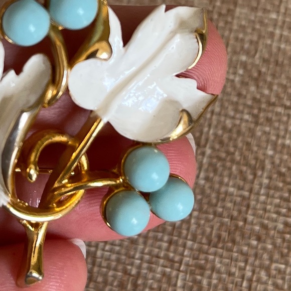 Vintage Sarah Coventry Gold Tone and Enamel Flower Berry Brooch Pin - Picture 5 of 9